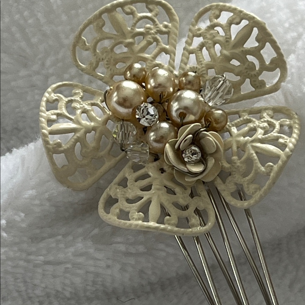 Vintage-Inspired Cream Floral Hair Comb
